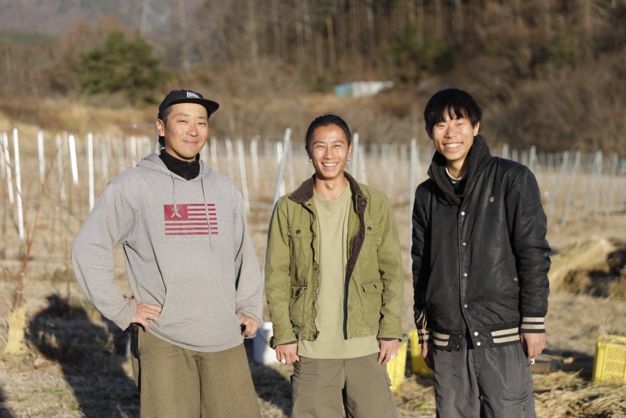 ノーマンズのメンバー3人。冬の畑で
